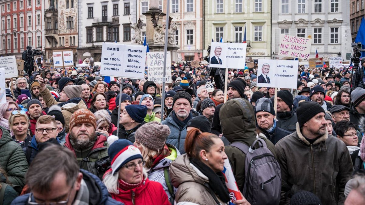 Česko na Staroměstském a Václavském náměstí mohutně demonstruje na podporu Pavla