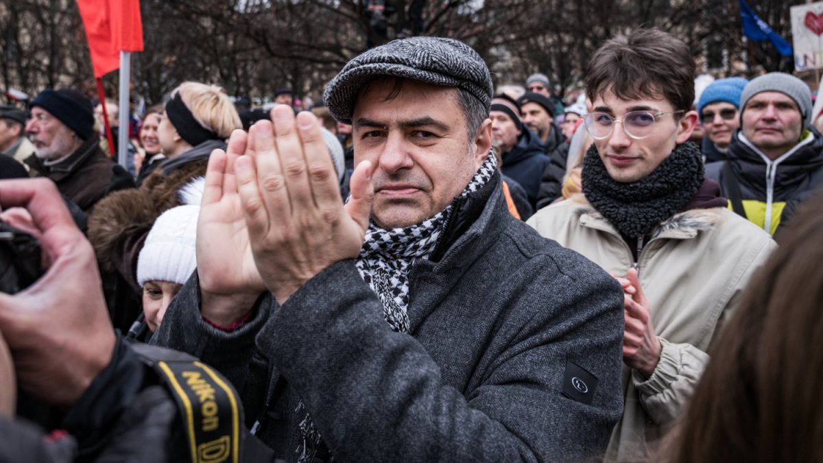 Česko na Staroměstském a Václavském náměstí mohutně demonstruje na podporu Pavla