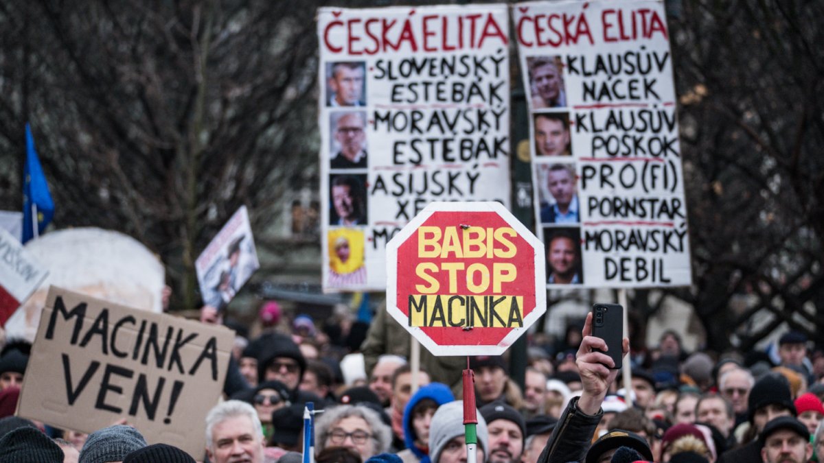 Česko na Staroměstském a Václavském náměstí mohutně demonstruje na podporu Pavla