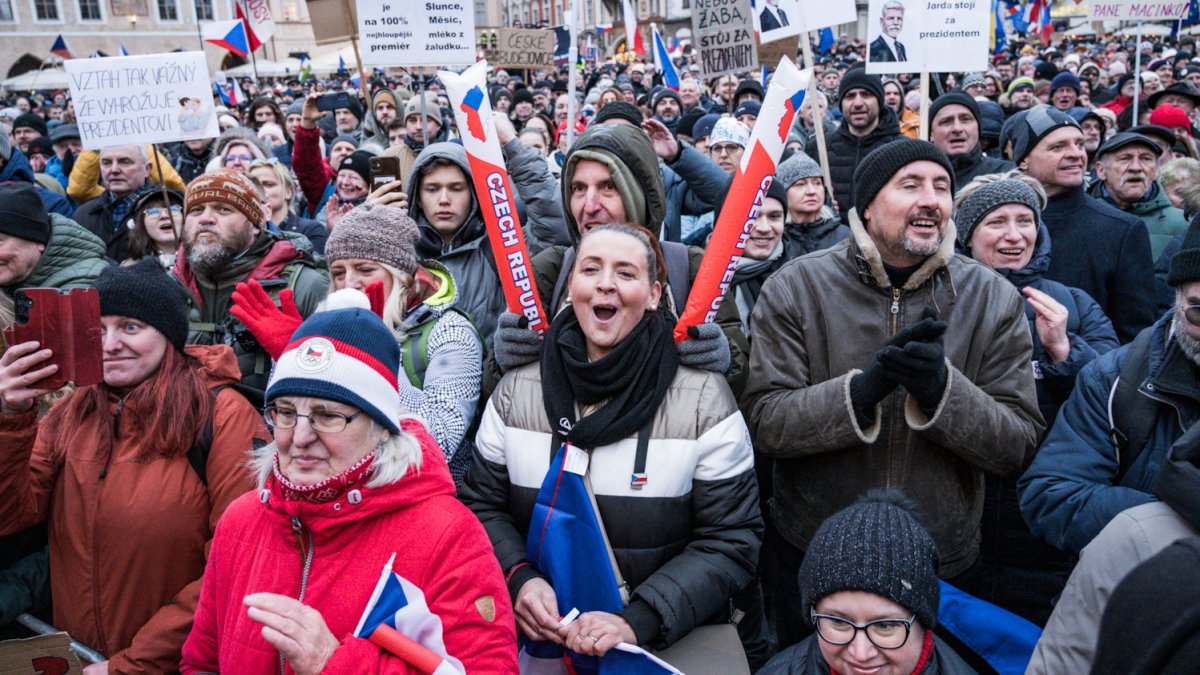 Česko na Staroměstském a Václavském náměstí mohutně demonstruje na podporu Pavla