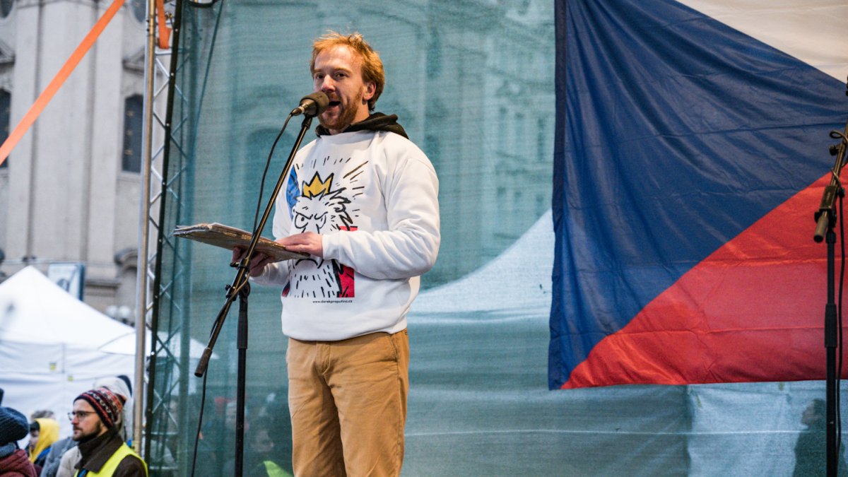 Česko na Staroměstském a Václavském náměstí mohutně demonstruje na podporu Pavla