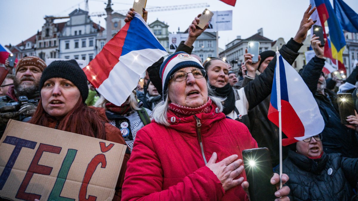 Česko na Staroměstském a Václavském náměstí mohutně demonstruje na podporu Pavla