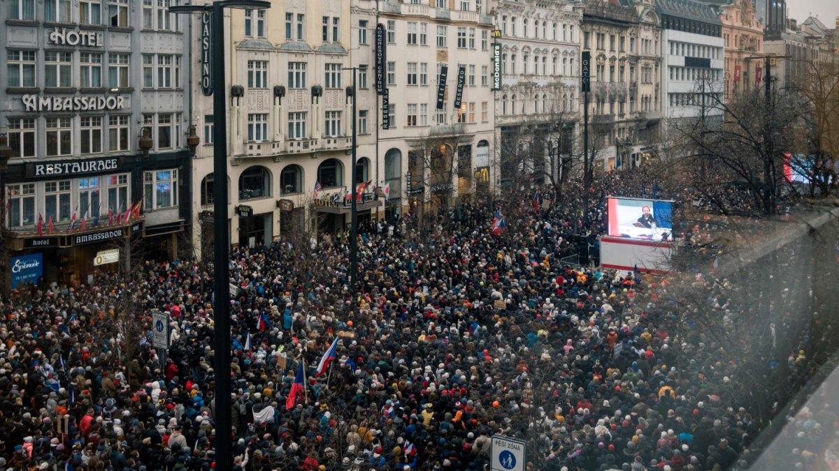 Česko na Staroměstském a Václavském náměstí mohutně demonstruje na podporu Pavla