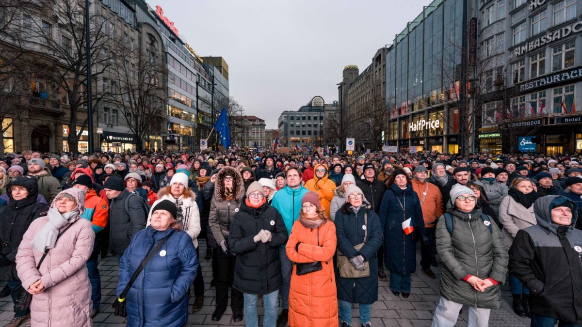 Česko na Staroměstském a Václavském náměstí mohutně demonstruje na podporu Pavla