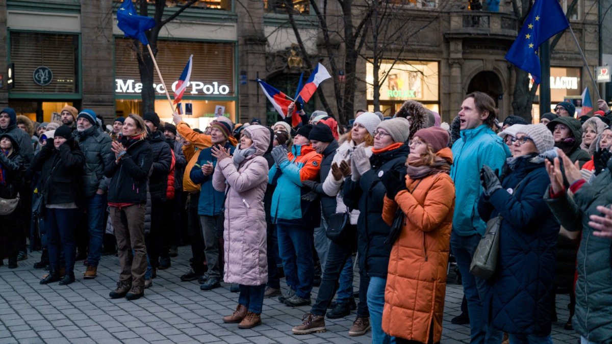 Česko na Staroměstském a Václavském náměstí mohutně demonstruje na podporu Pavla