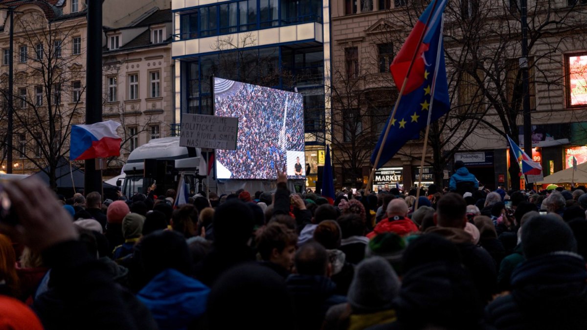 Česko na Staroměstském a Václavském náměstí mohutně demonstruje na podporu Pavla