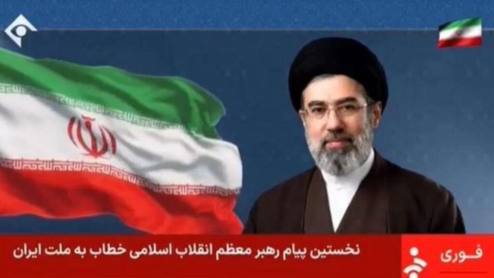 Íránská státní televize takto odvysílala první projev nového ájatolláha Modžtaby Chameneího