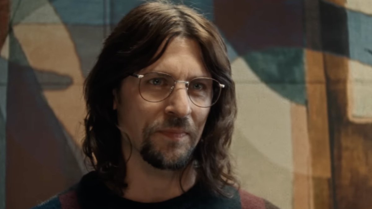 Sbormistra si zahrál slovenský herec Juraj Loj. 