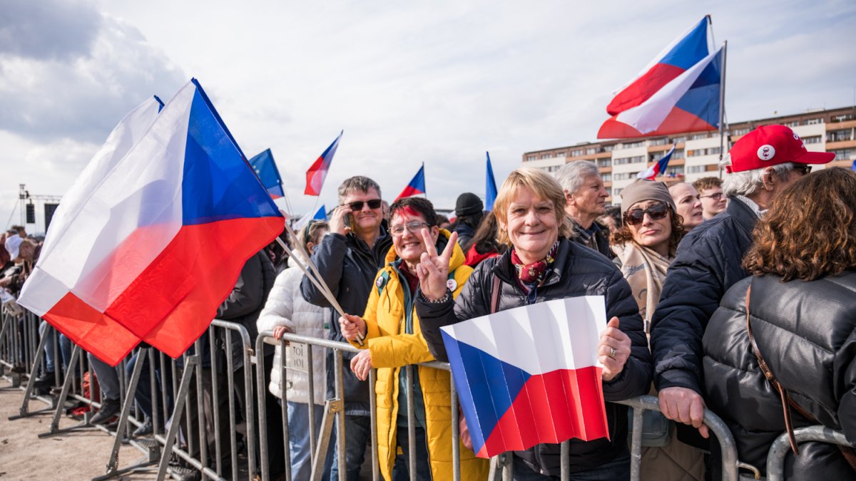 Na Letné se odpoledne sešly tisíce demonstrantů. (21.3.2026)