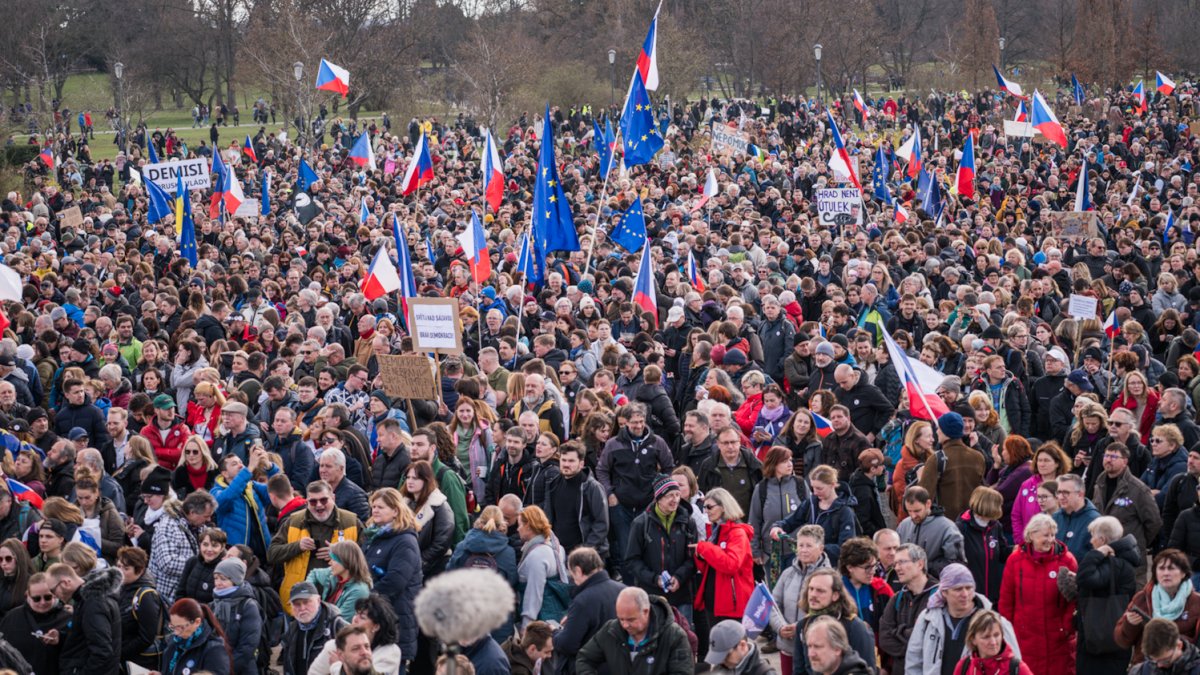 Na Letné se odpoledne sešly tisíce demonstrantů. (21.3.2026)