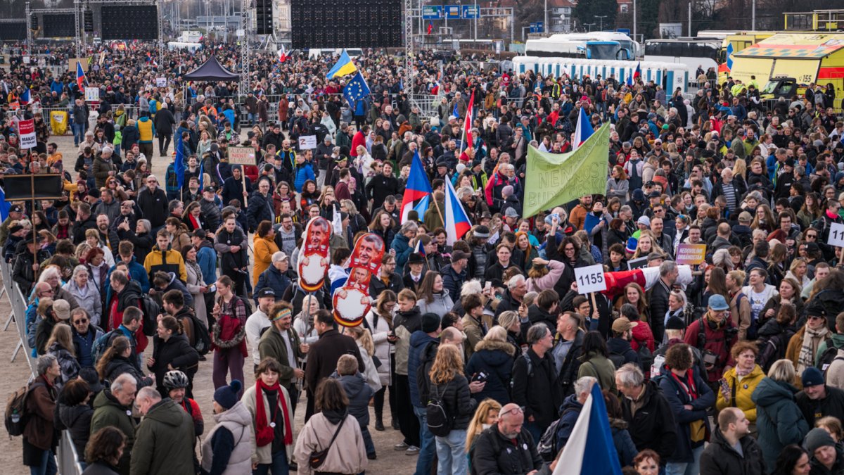 Na Letné se odpoledne sešly tisíce demonstrantů. (21.3.2026)
