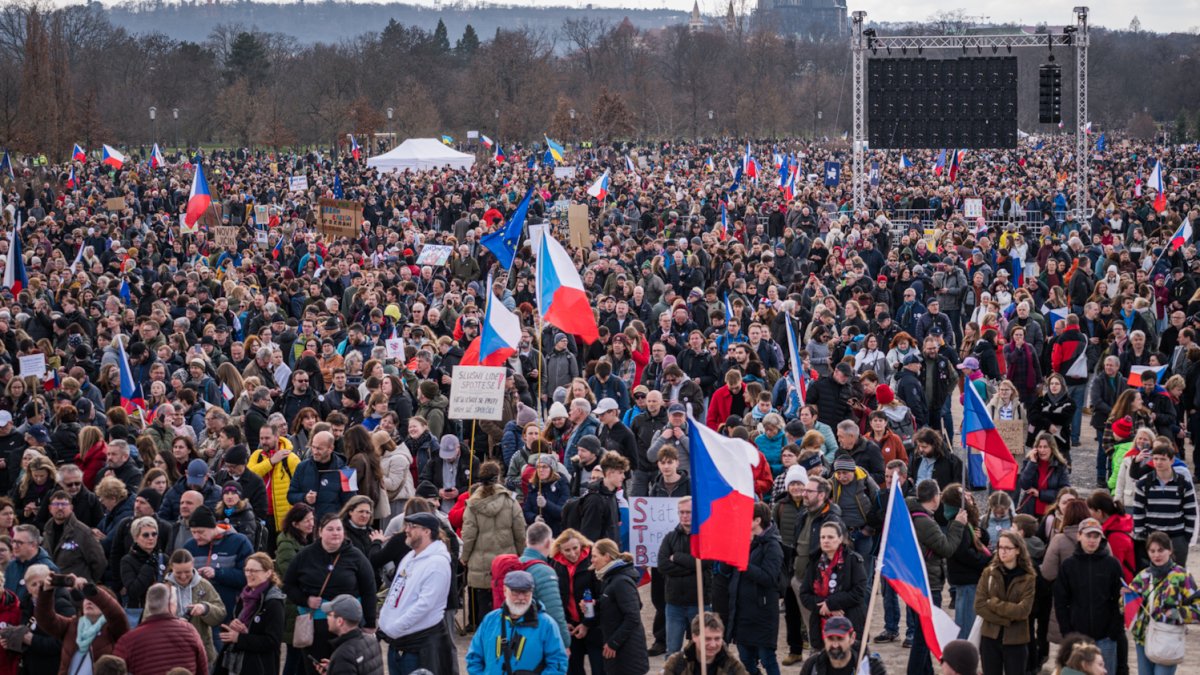 Na Letné se odpoledne sešly tisíce demonstrantů. (21.3.2026)