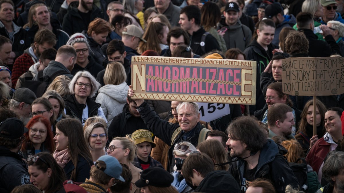 Na Letné se odpoledne sešly tisíce demonstrantů. (21.3.2026)