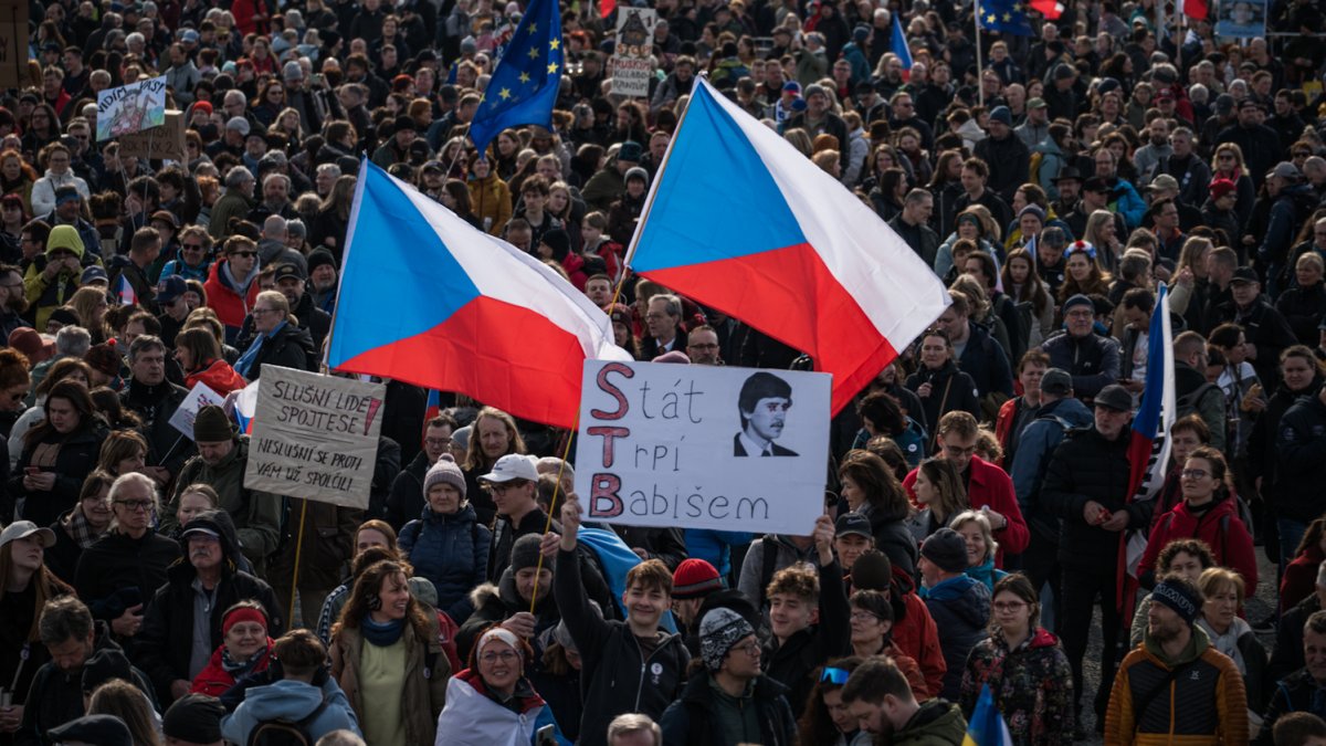 Na Letné se odpoledne sešly tisíce demonstrantů. (21.3.2026)