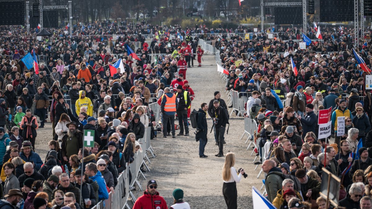 Na Letné se odpoledne sešly tisíce demonstrantů. (21.3.2026)