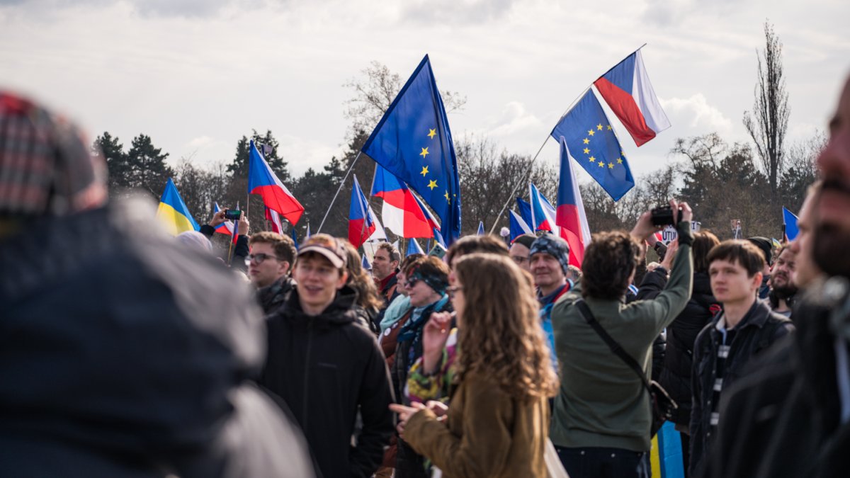 Na Letné se odpoledne sešly tisíce demonstrantů. (21.3.2026)