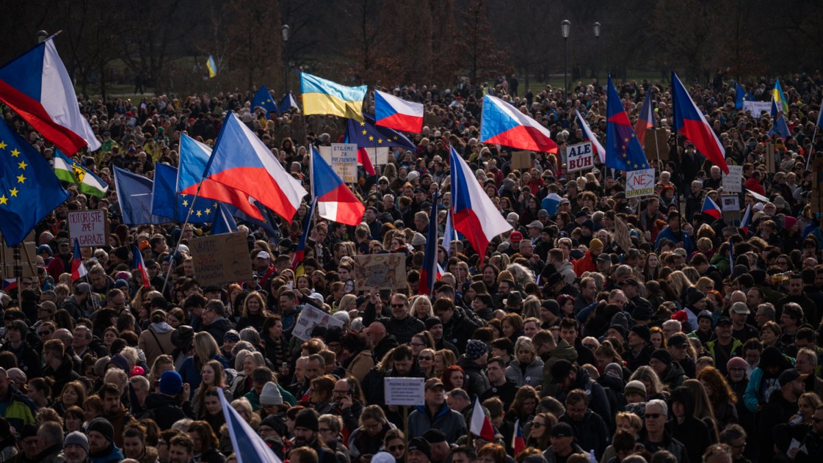 Na Letné se odpoledne sešly tisíce demonstrantů. (21.3.2026)