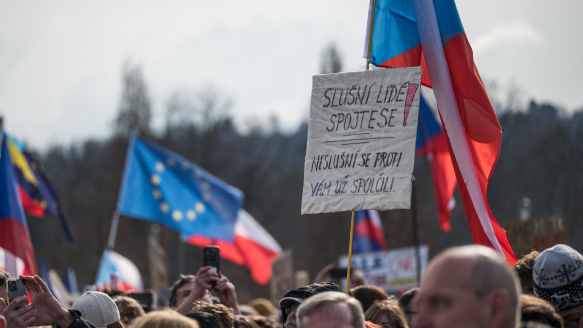 Na Letné se odpoledne sešly tisíce demonstrantů. (21.3.2026)