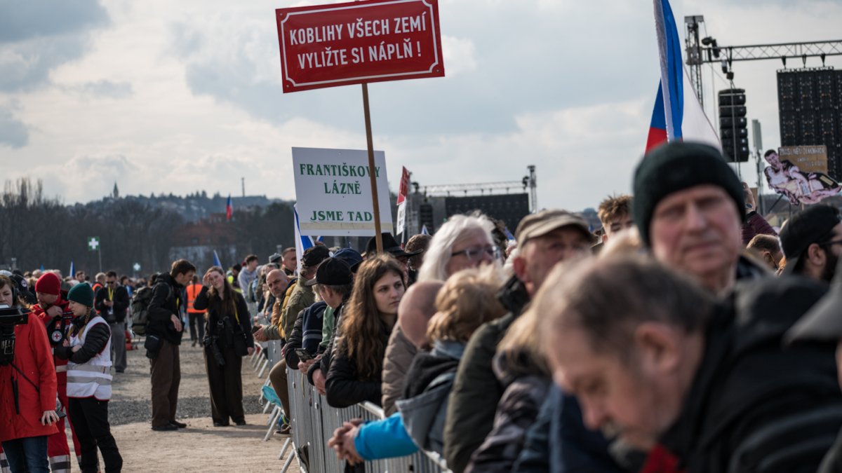 Na Letné se odpoledne sešly tisíce demonstrantů. (21.3.2026)