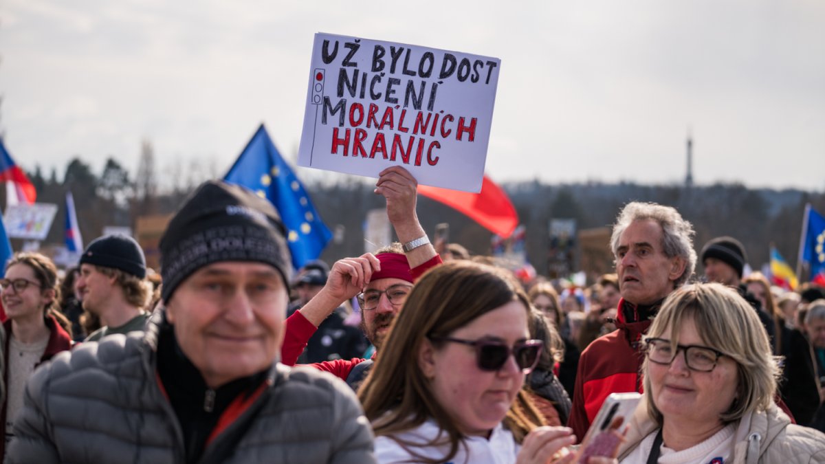 Na Letné se odpoledne sešly tisíce demonstrantů. (21.3.2026)
