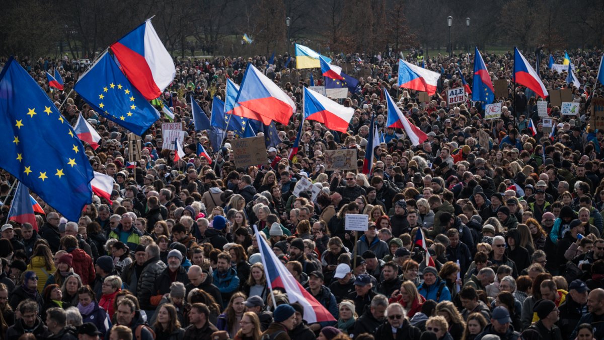 Na Letné se odpoledne sešly tisíce demonstrantů. (21.3.2026)