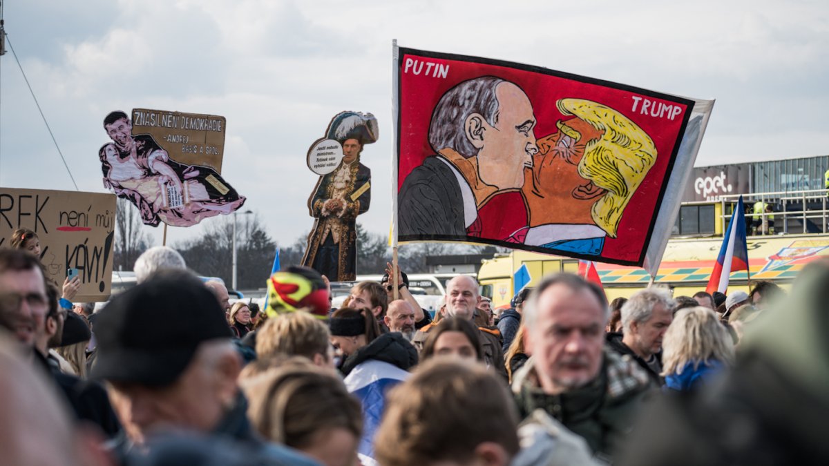 Na Letné se odpoledne sešly tisíce demonstrantů. (21.3.2026)