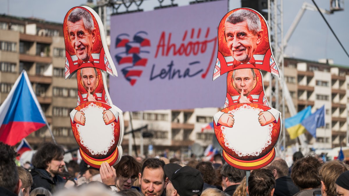 Na Letné se odpoledne sešly tisíce demonstrantů. (21.3.2026)