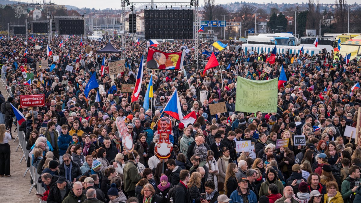 Na Letné se odpoledne sešly tisíce demonstrantů. (21.3.2026)
