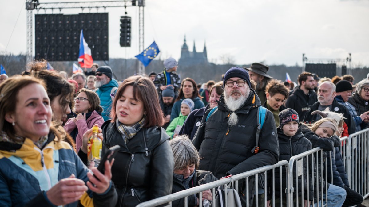 Na Letné se odpoledne sešly tisíce demonstrantů. (21.3.2026)
