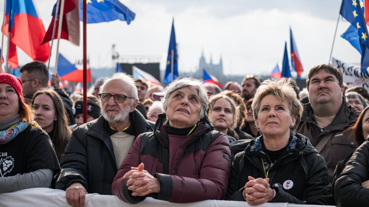 Na Letné se odpoledne sešly tisíce demonstrantů. (21.3.2026)