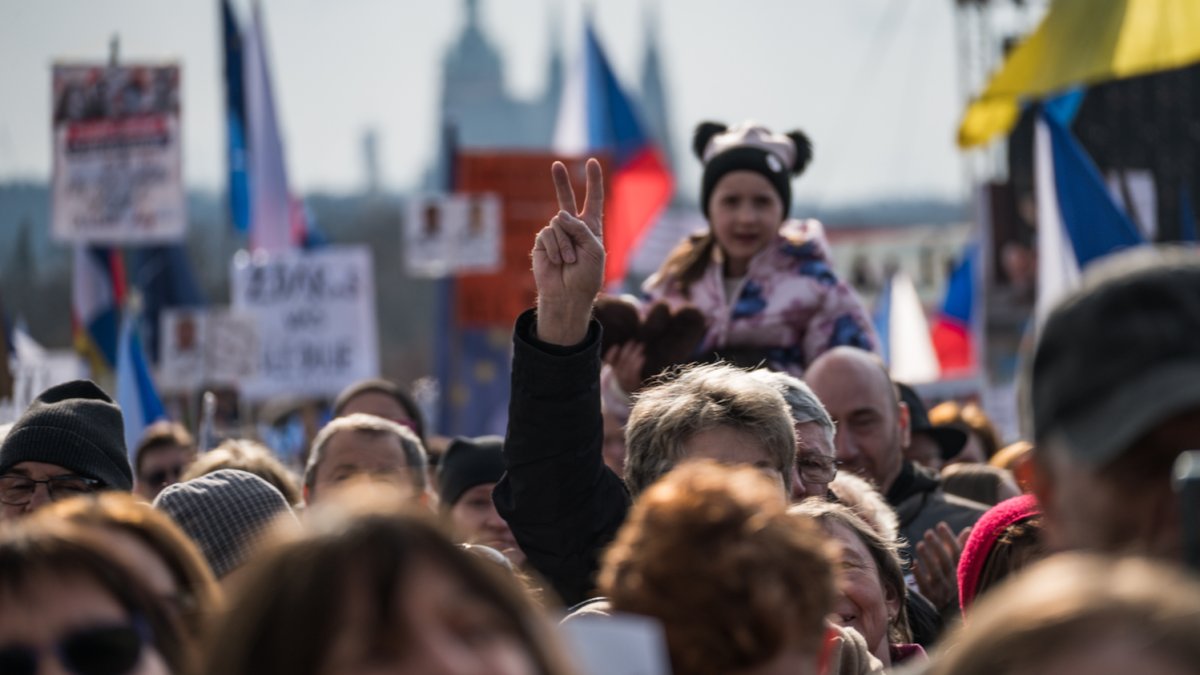 Na Letné se odpoledne sešly tisíce demonstrantů. (21.3.2026)