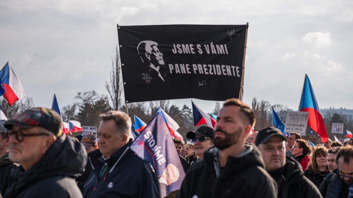 Na Letné se odpoledne sešly tisíce demonstrantů. (21.3.2026)