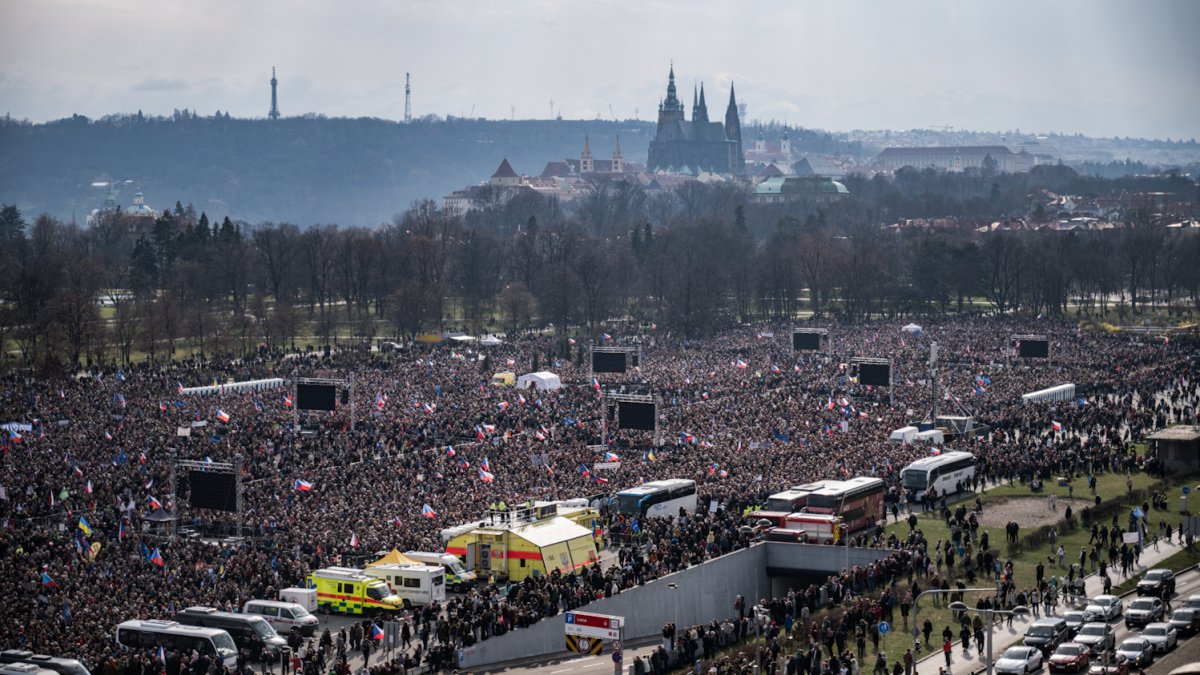 Na Letné se odpoledne sešly tisíce demonstrantů. (21.3.2026)