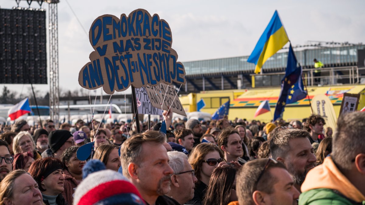 Na Letné se odpoledne sešly tisíce demonstrantů. (21.3.2026)