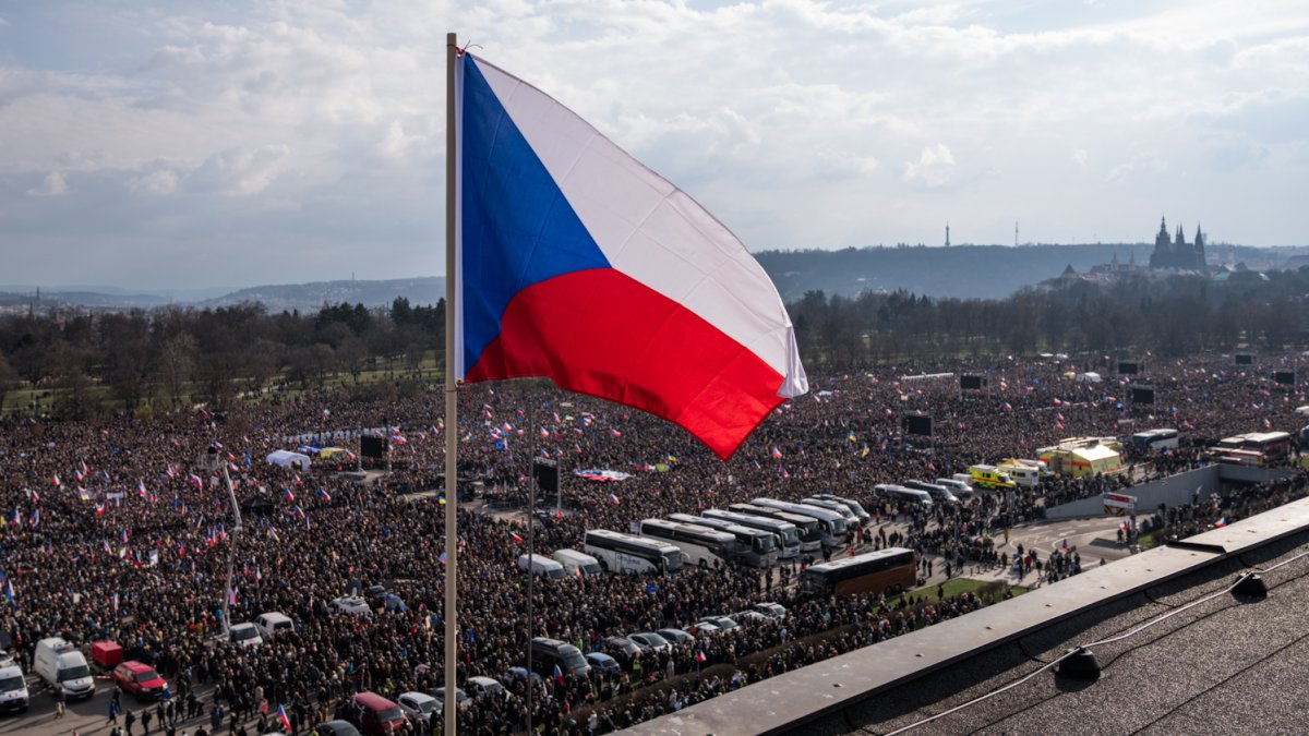 Na Letné se odpoledne sešly tisíce demonstrantů. (21.3.2026)