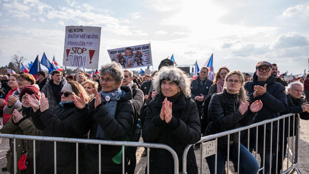 Na Letné se odpoledne sešly tisíce demonstrantů. (21.3.2026)