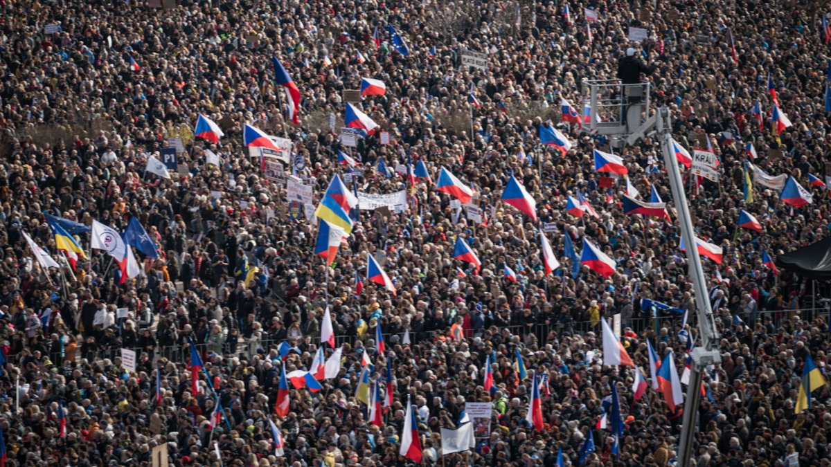 Na Letné se odpoledne sešly tisíce demonstrantů. (21.3.2026)