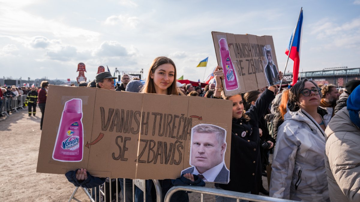 Na Letné se odpoledne sešly tisíce demonstrantů. (21.3.2026)