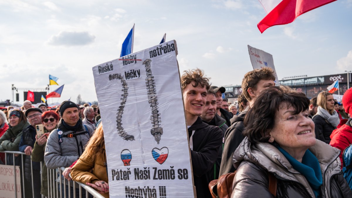 Na Letné se odpoledne sešly tisíce demonstrantů. (21.3.2026)