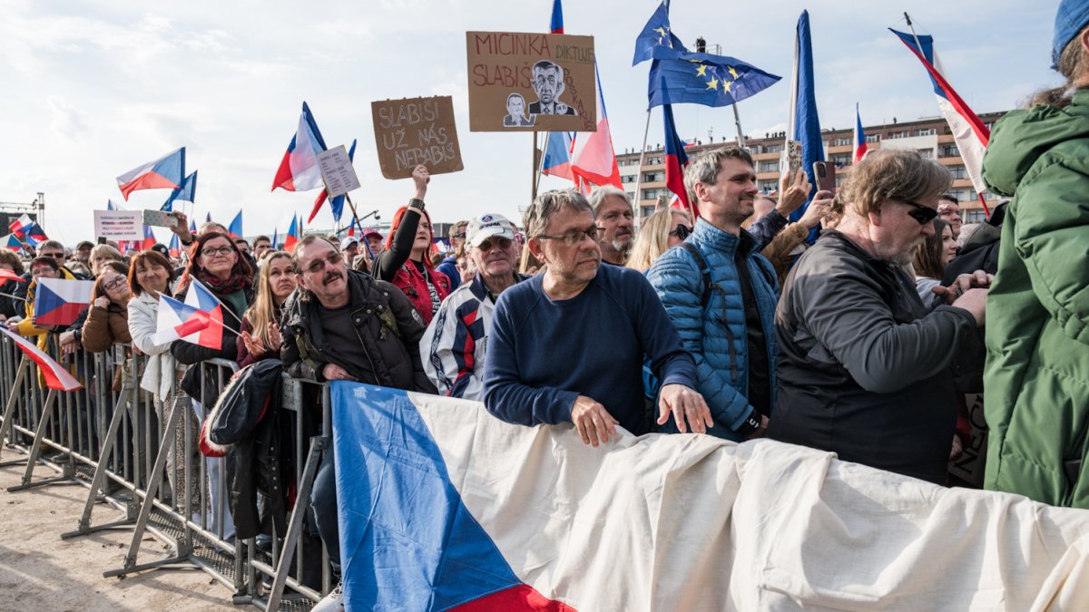 Na Letné se odpoledne sešly tisíce demonstrantů. (21.3.2026)