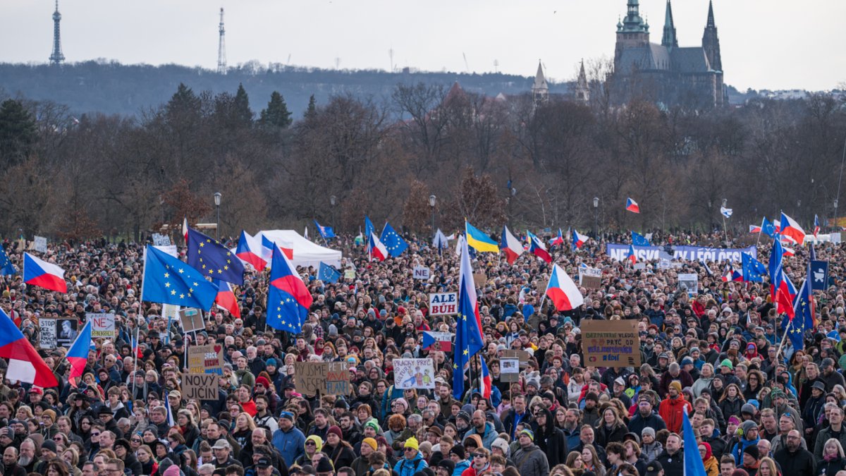 Na Letné se odpoledne sešly tisíce demonstrantů. (21.3.2026)