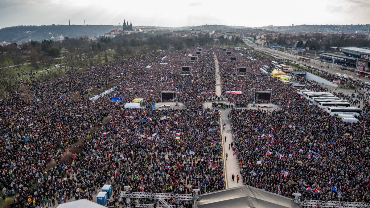 Na Letné se odpoledne sešly tisíce demonstrantů. (21.3.2026)