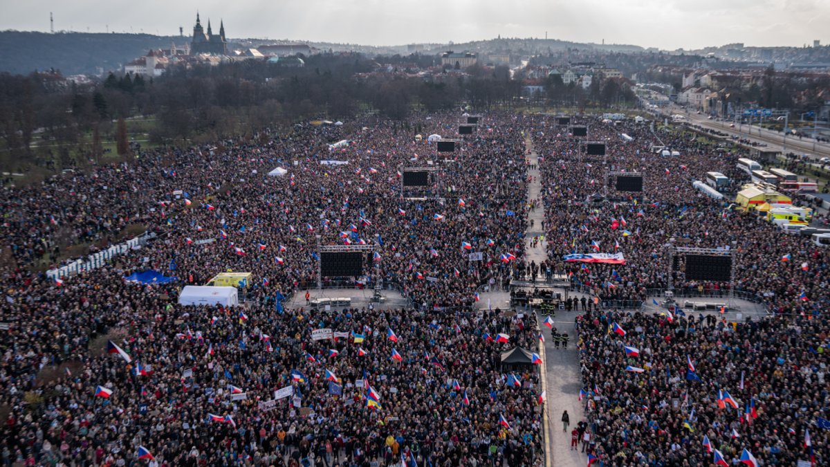 Na Letné se odpoledne sešly tisíce demonstrantů. (21.3.2026)