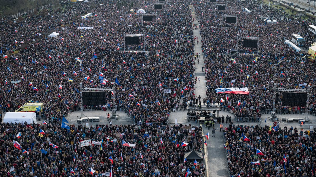 Na Letné se odpoledne sešly tisíce demonstrantů. (21.3.2026)