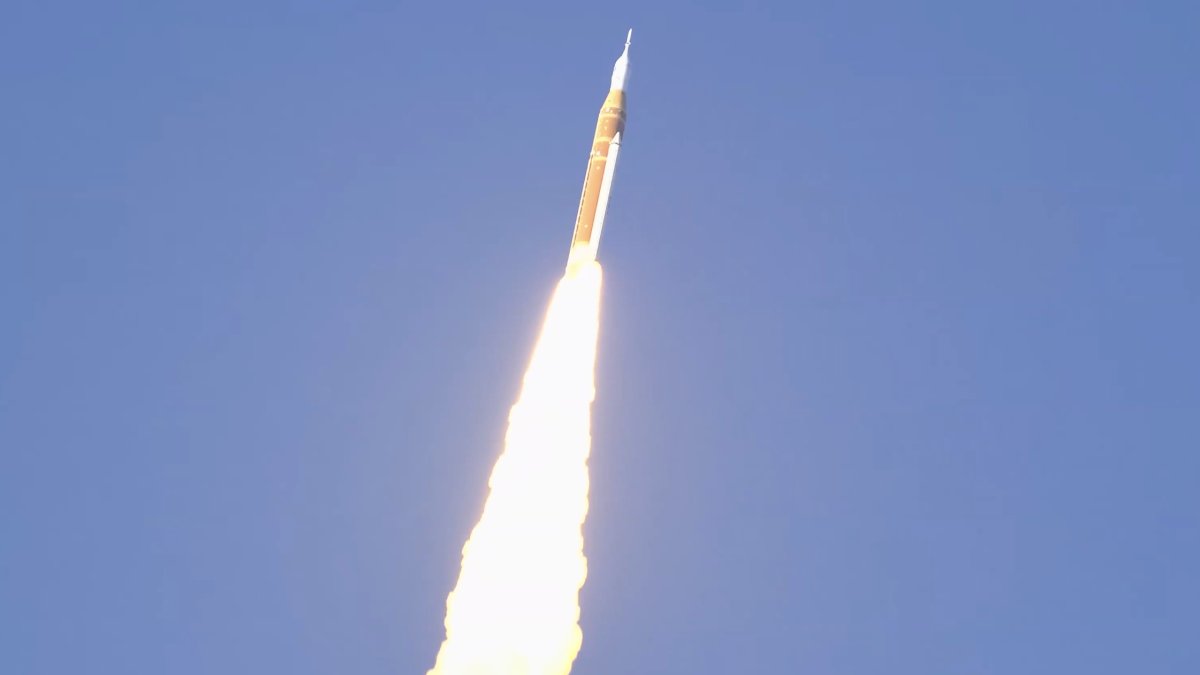 Lidé se díky misi Artemis vracejí k Měsíci. 