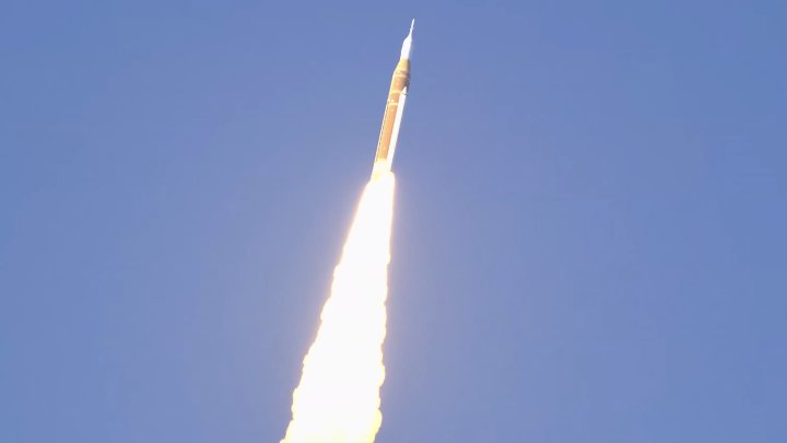 Lidé se díky misi Artemis vracejí k Měsíci. 