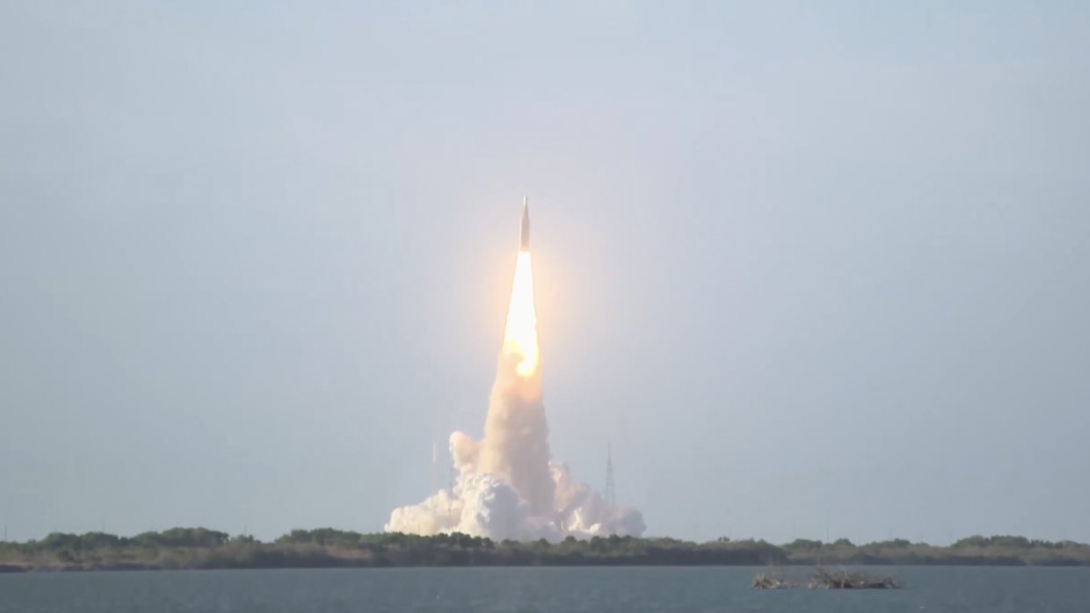 Lidé se díky misi Artemis vracejí k Měsíci. 