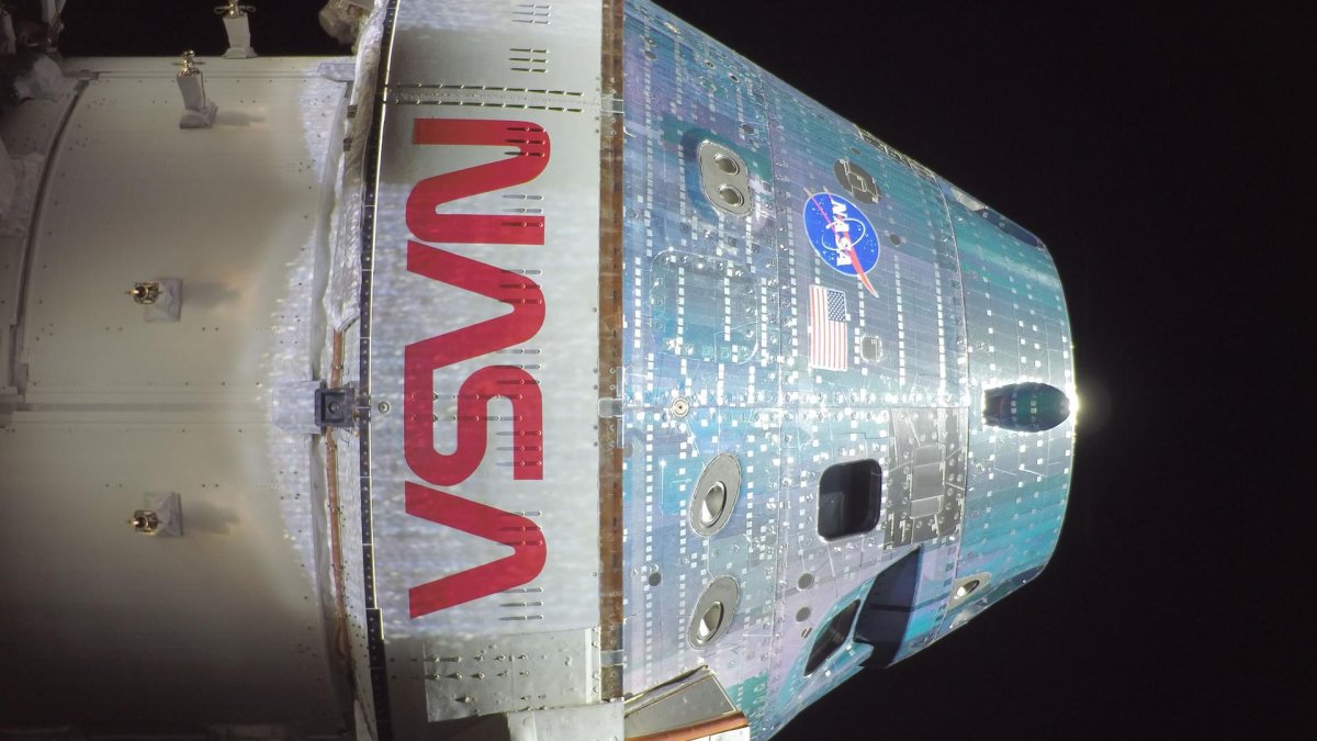 Posádka lodi Artemis II poslala na Zemi první snímky z vesmíru