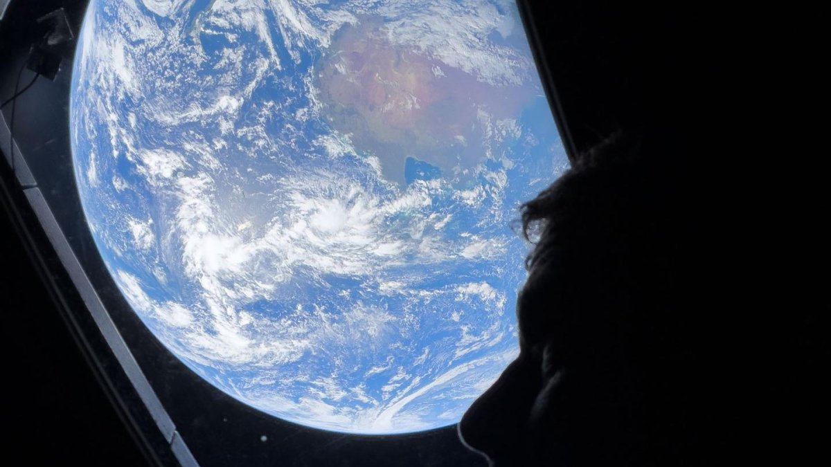 Posádka lodi Artemis II poslala na Zemi první snímky z vesmíru