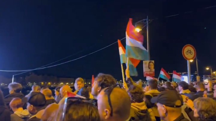 Maďaři zaplavili ulice Budapešti